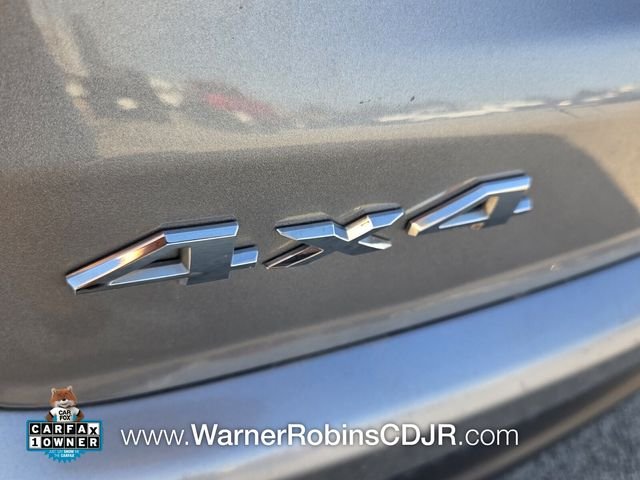 Used 2024  Jeep Latitude image 12