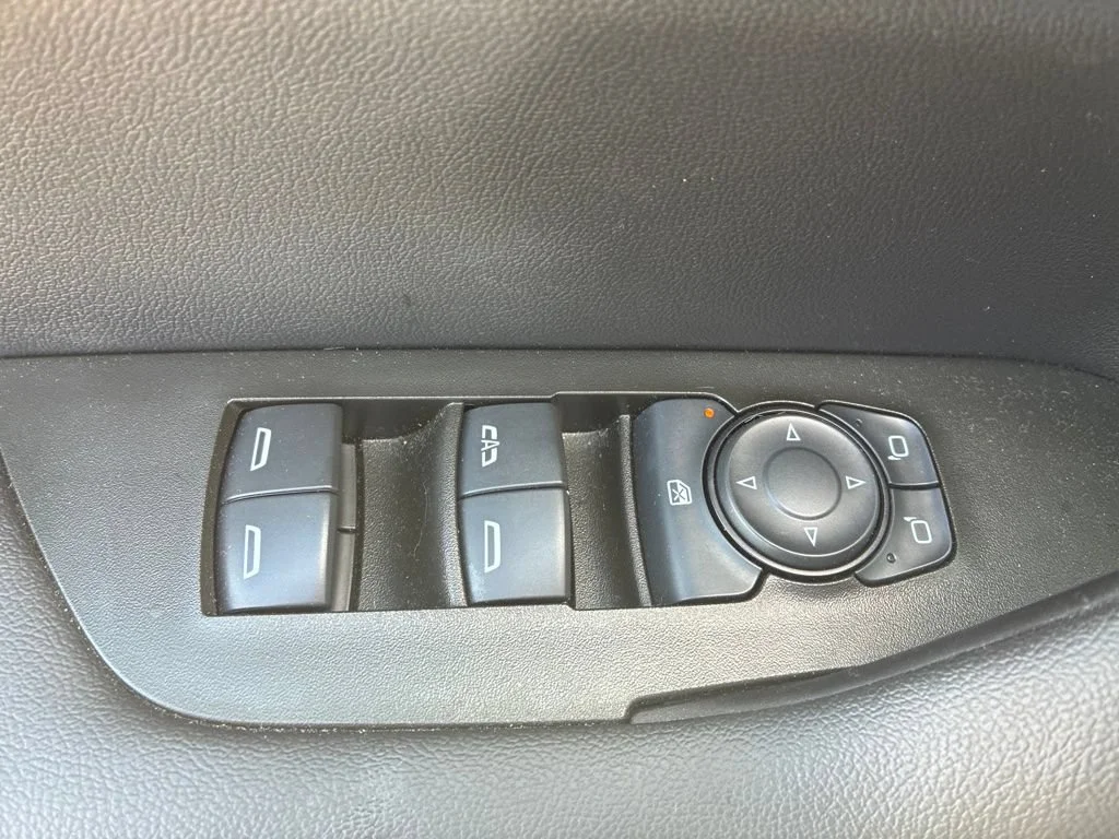 Used 2023 SUMMIT WHITE Chevrolet LT image 9