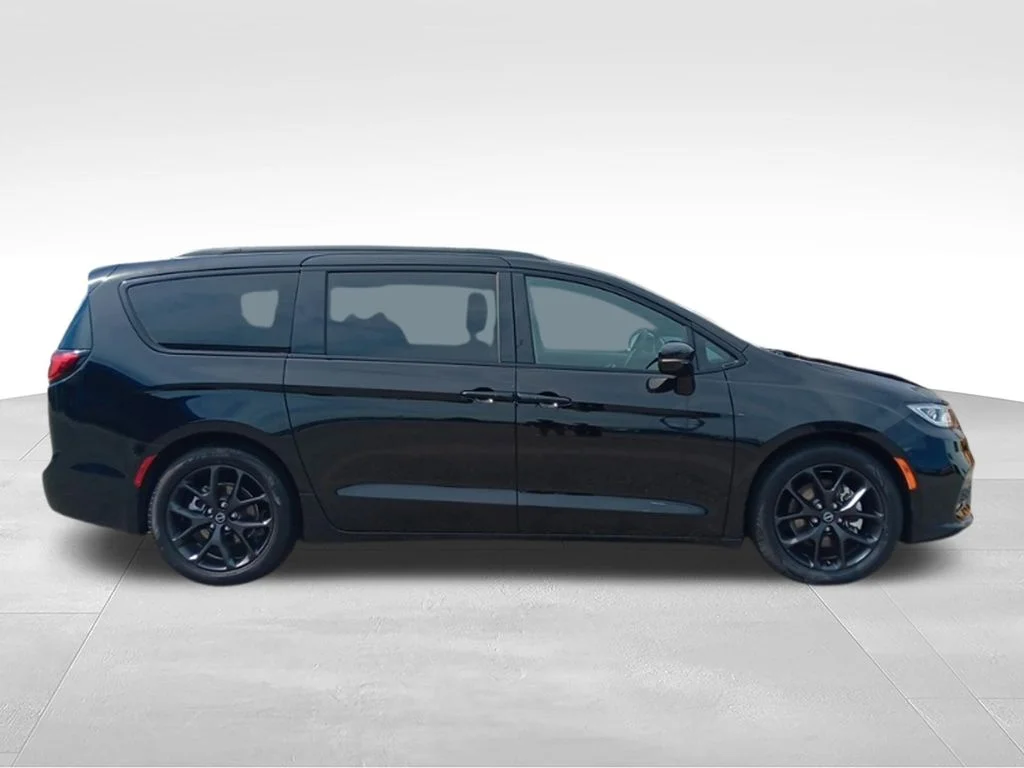 Used 2025 Diamond Black Crystal Pearlcoat Chrysler Limited image 9
