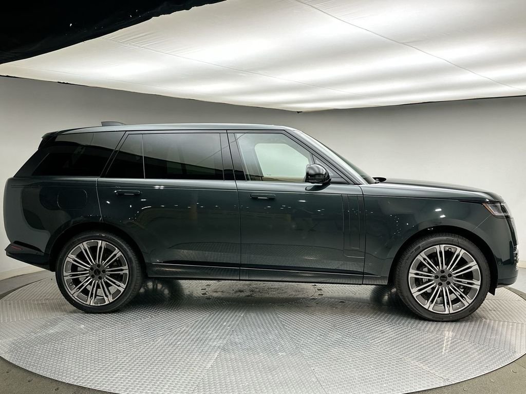 New 2026 Belgravia Green Land Rover SE image 4