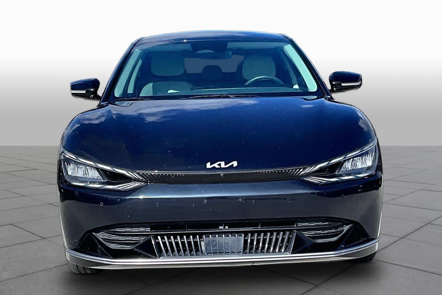 Used 2022 Gravity Blue Kia Wind image 3