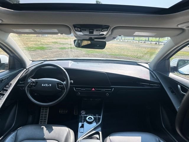 Used 2023 Snow White Pearl Kia Wave image 27