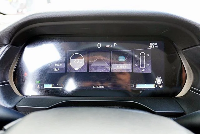 Used 2023 White Jeep Laredo image 31