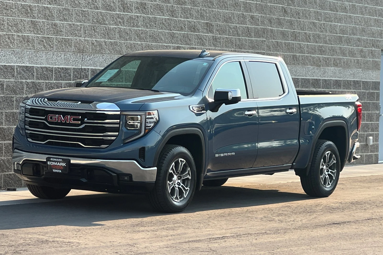Used 2024 Downpour Metallic GMC SLT image 7