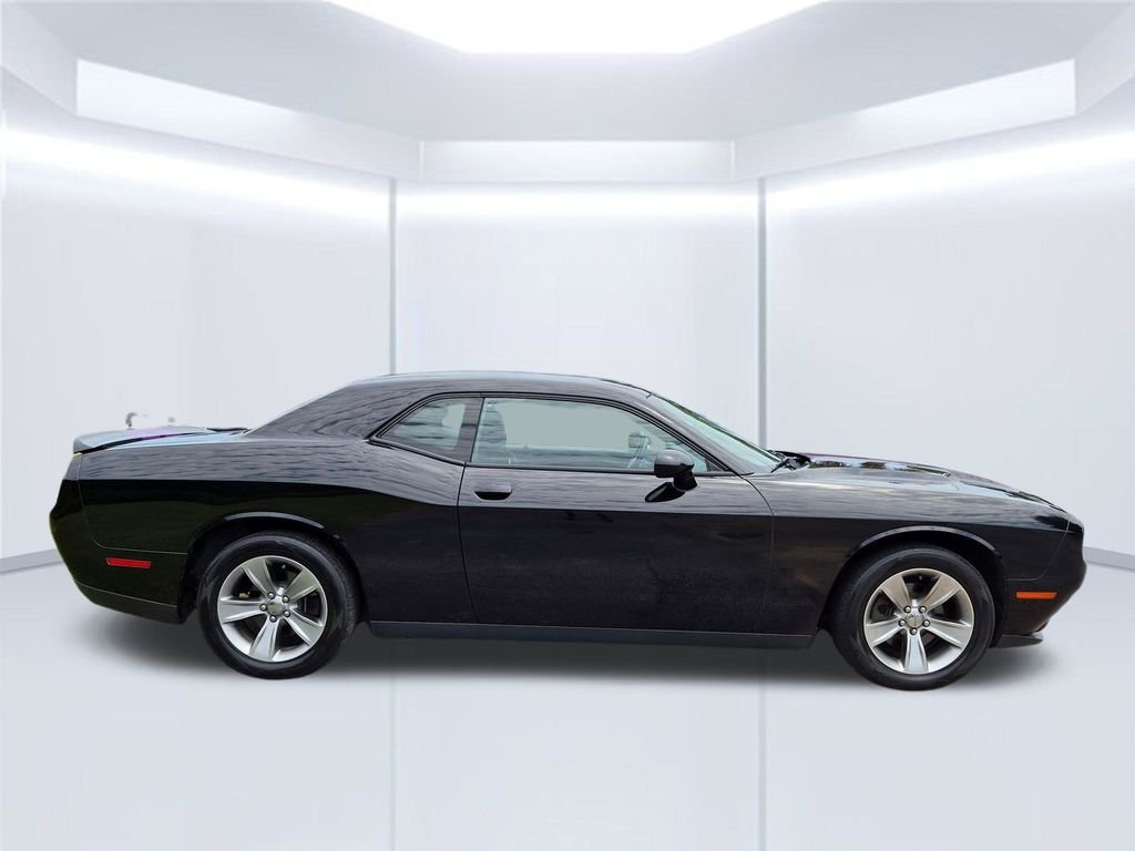 Used 2019 Black Dodge SXT image 7