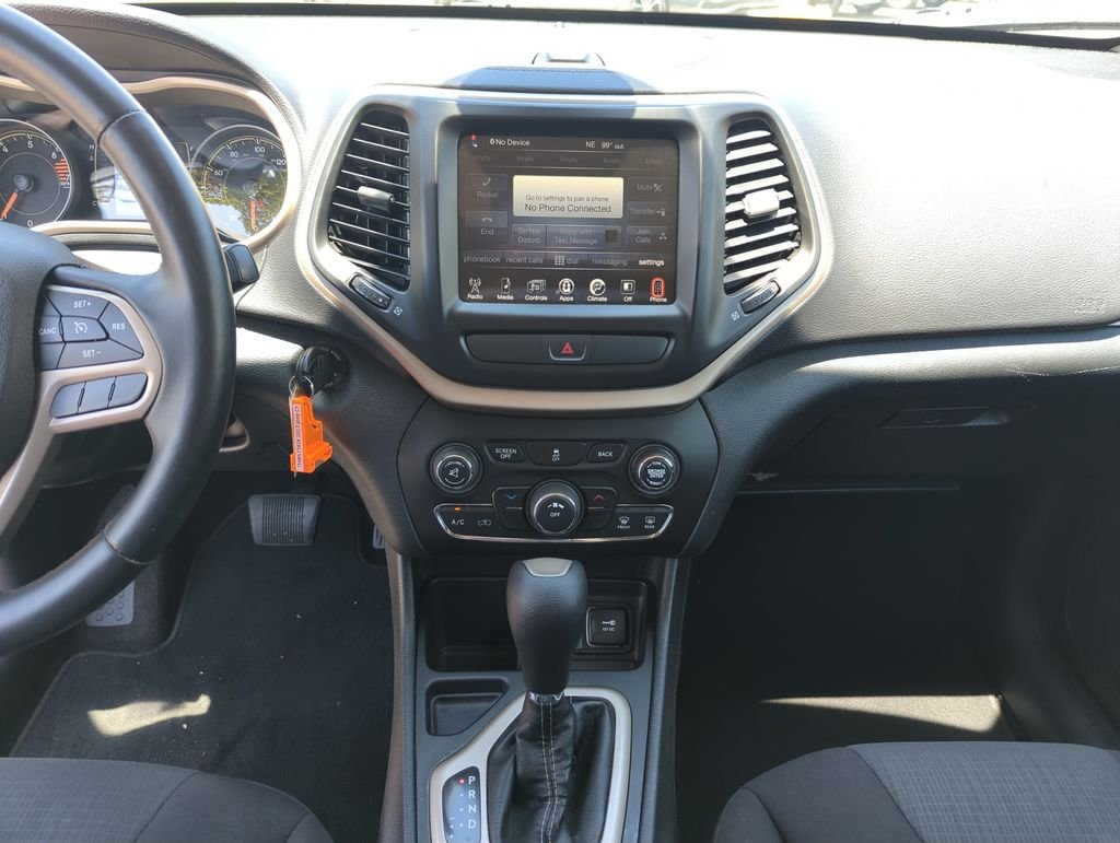 Used 2017 White Jeep Latitude image 25