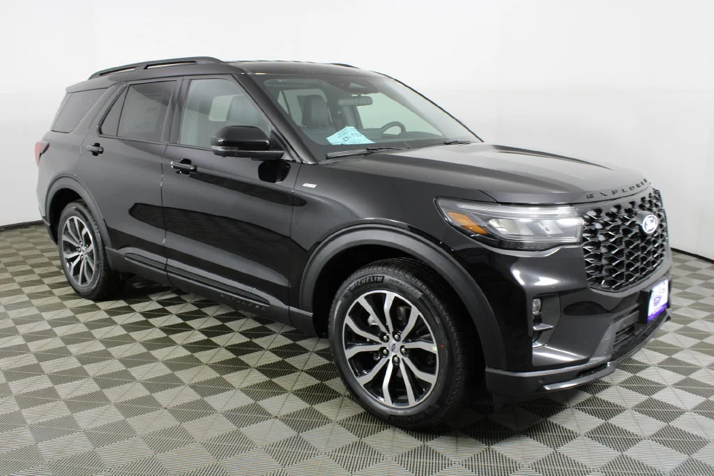 New 2027 Agate Black Metallic Ford ST-Line image 1