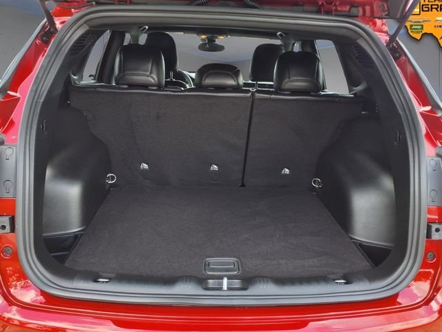 New 2026 Red Hot Pearlcoat Jeep Latitude image 10