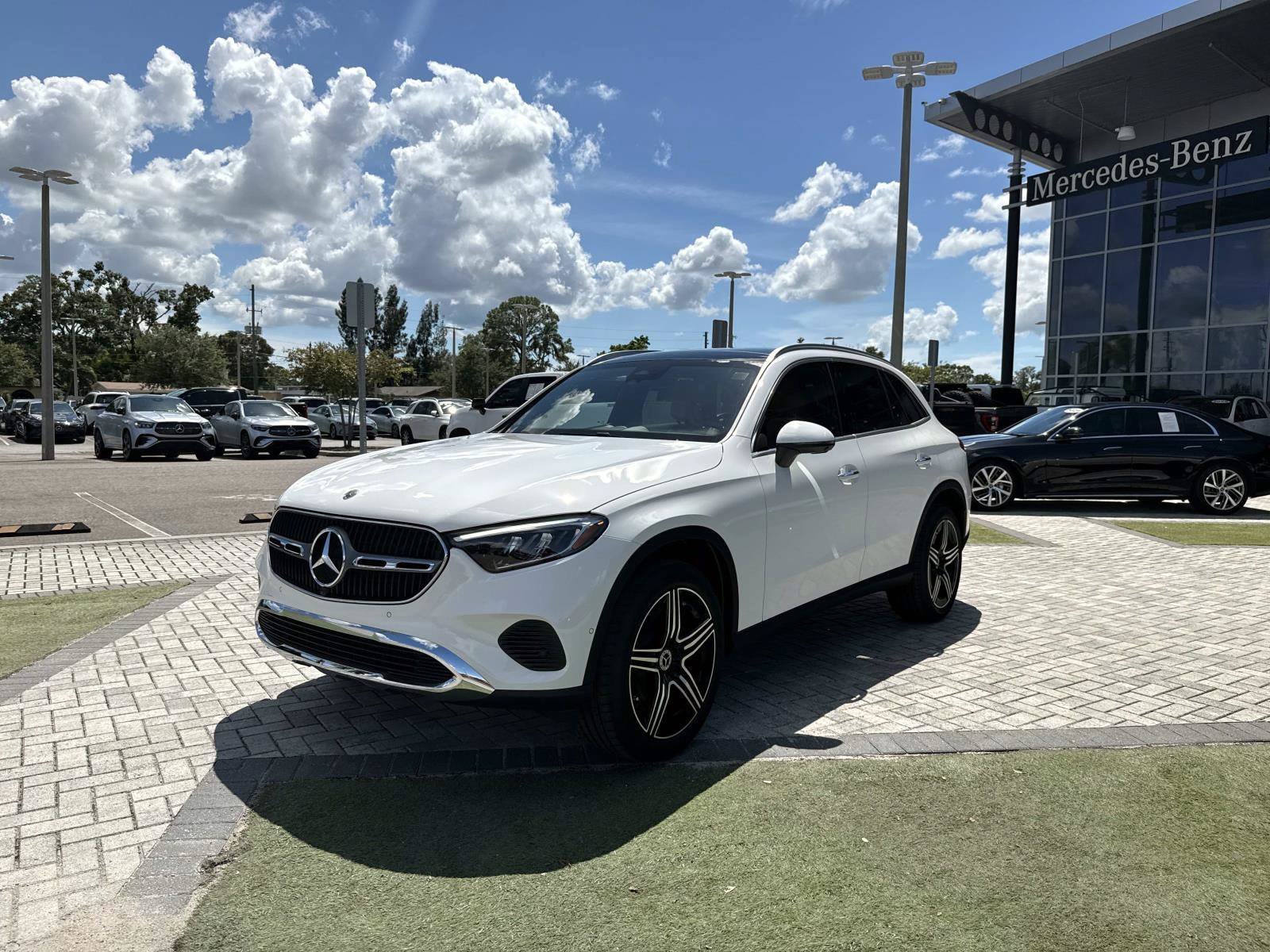 New 2027 Polar White Mercedes-Benz 300 SUV image 2