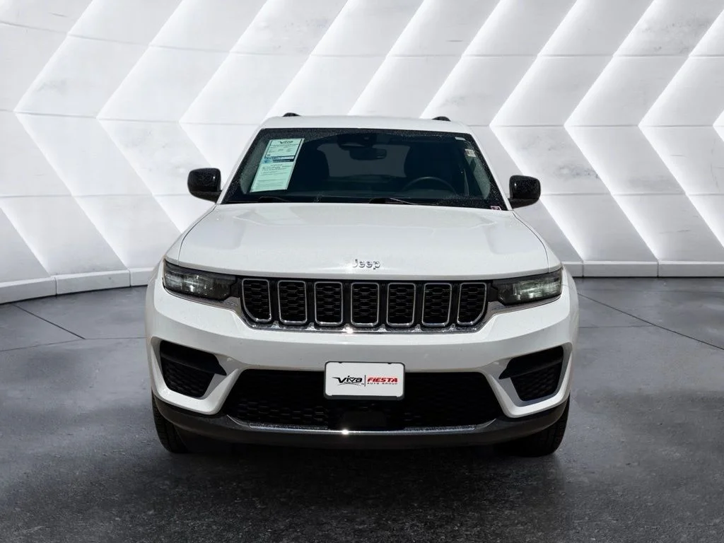 Used 2023 White Jeep Laredo image 6