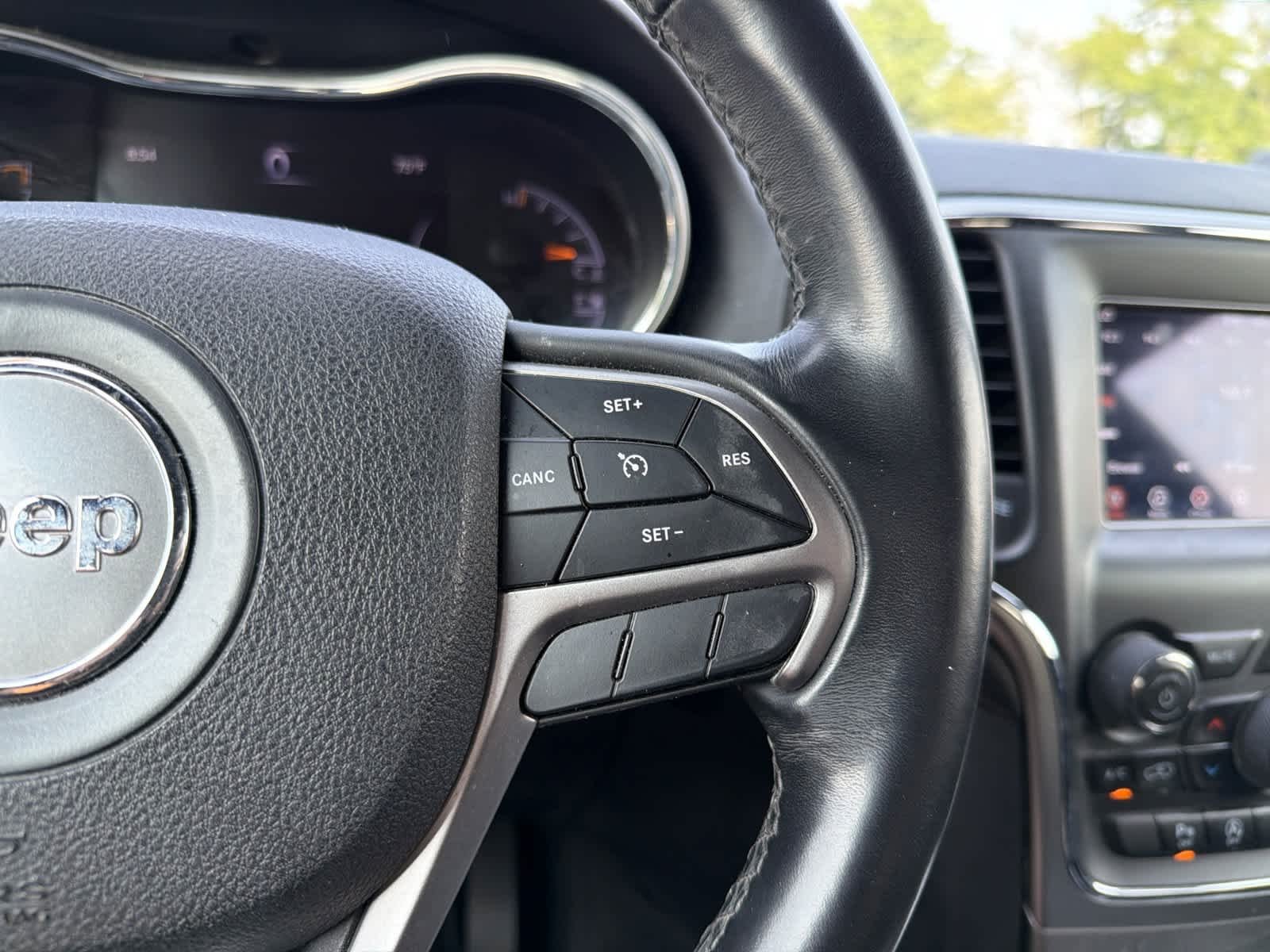 Used 2018 Diamond Black Crystal Pearlcoat Jeep Laredo E image 17