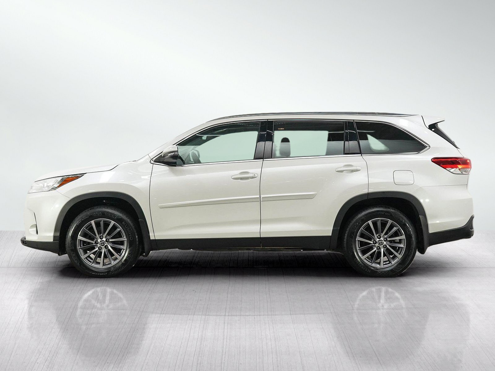 Used 2019 Toyota Highlander XLE with VIN 5TDJZRFH9KS724801 for sale in Minneapolis, Minnesota