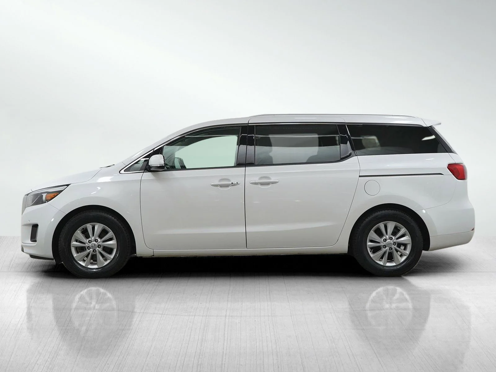 Used 2018 Kia Sedona EX with VIN KNDMC5C11J6397453 for sale in Wayzata, Minnesota