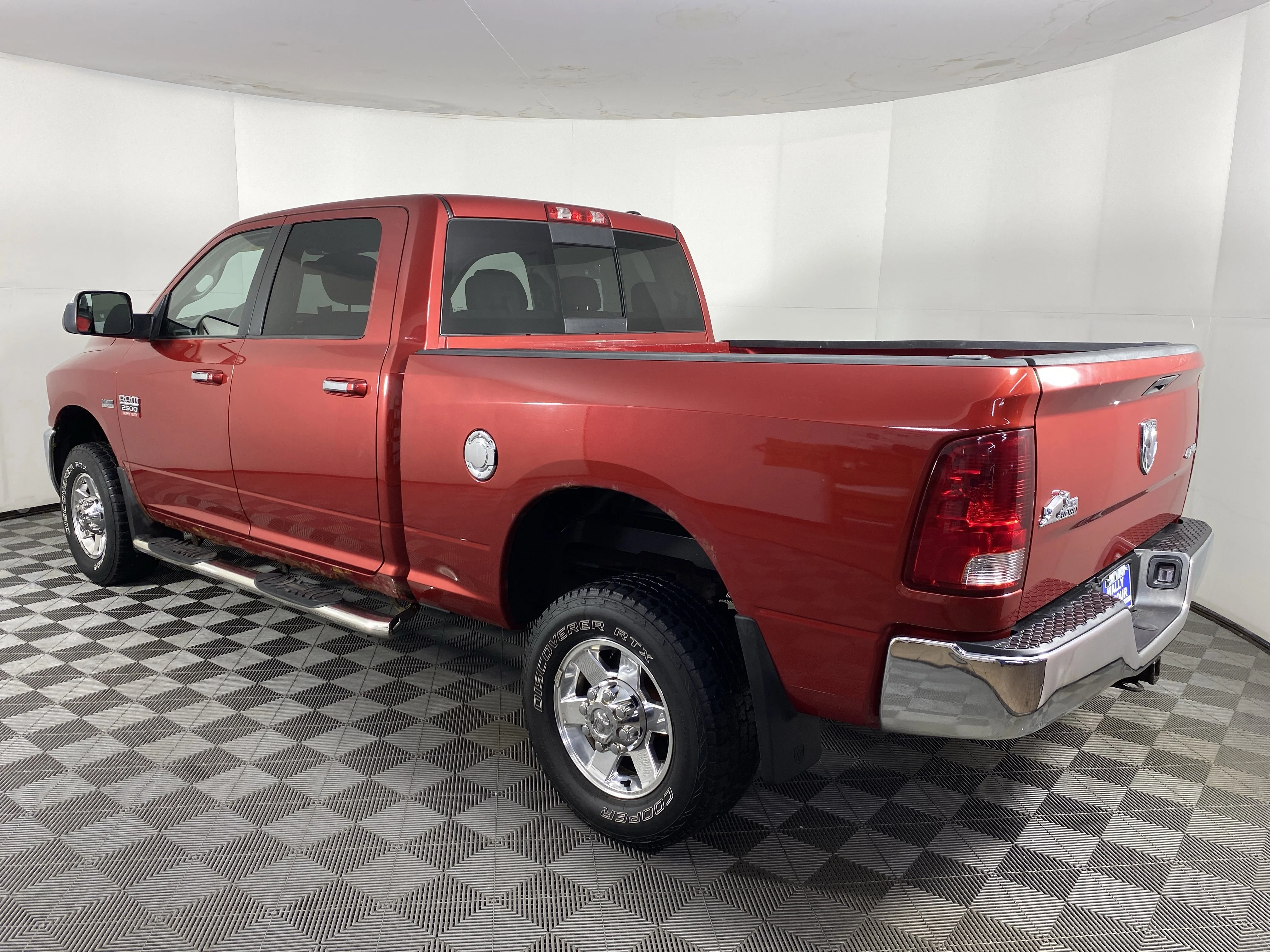 Used 2010 Inferno Red Crystal Pearl Dodge SLT image 5