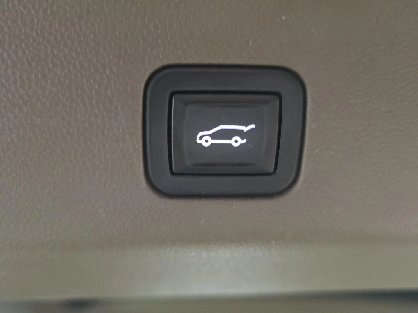 Used 2024 White Frost Tricoat GMC Denali image 4