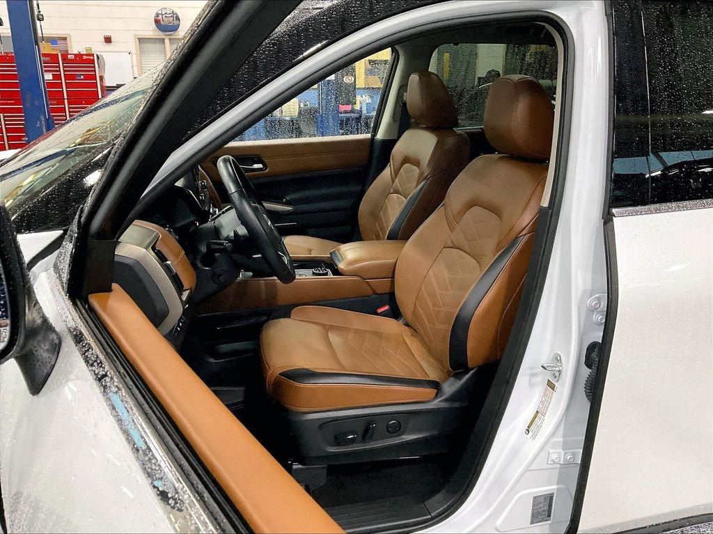 Used 2025 Everest White Pearl/Black Nissan Platinum image 10
