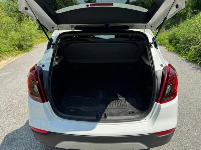 Used 2022 Summit White Buick Preferred image 14