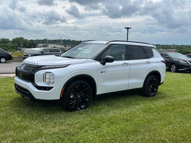 Used 2025 White Mitsubishi SEL Black Edition image 1