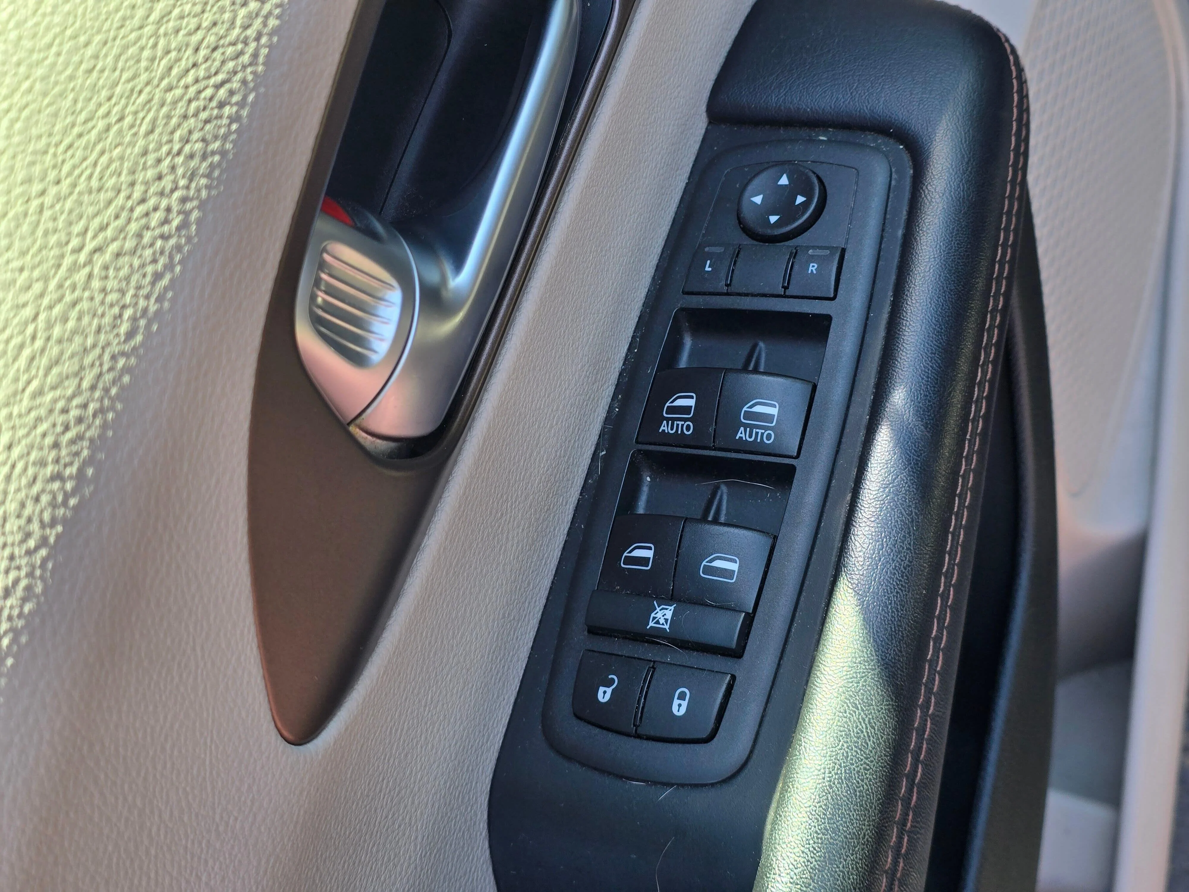 Used 2018 Brilliant Black Crystal Pearlcoat Chrysler Touring L image 15