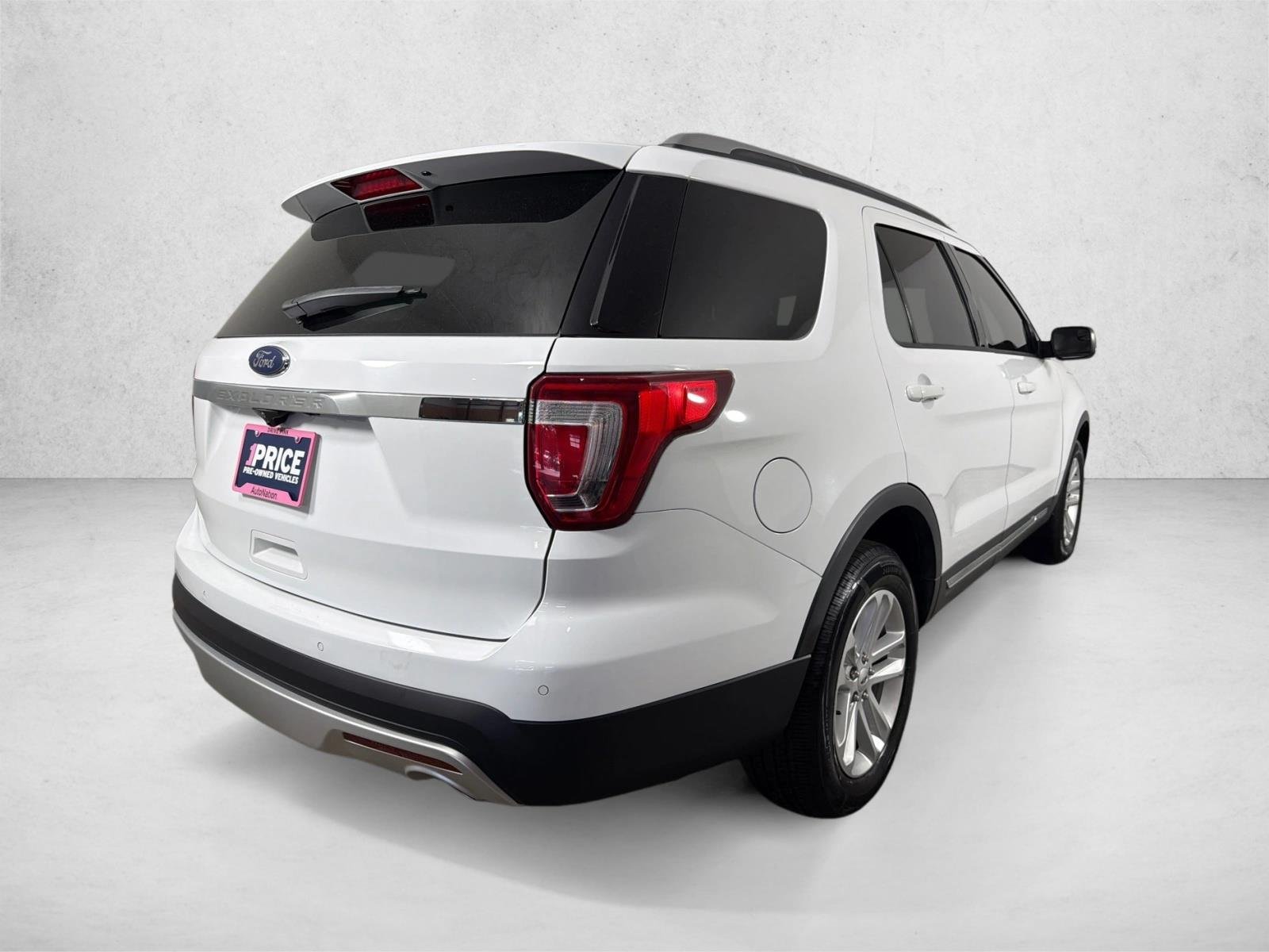 Used 2017 Oxford White Ford XLT image 3