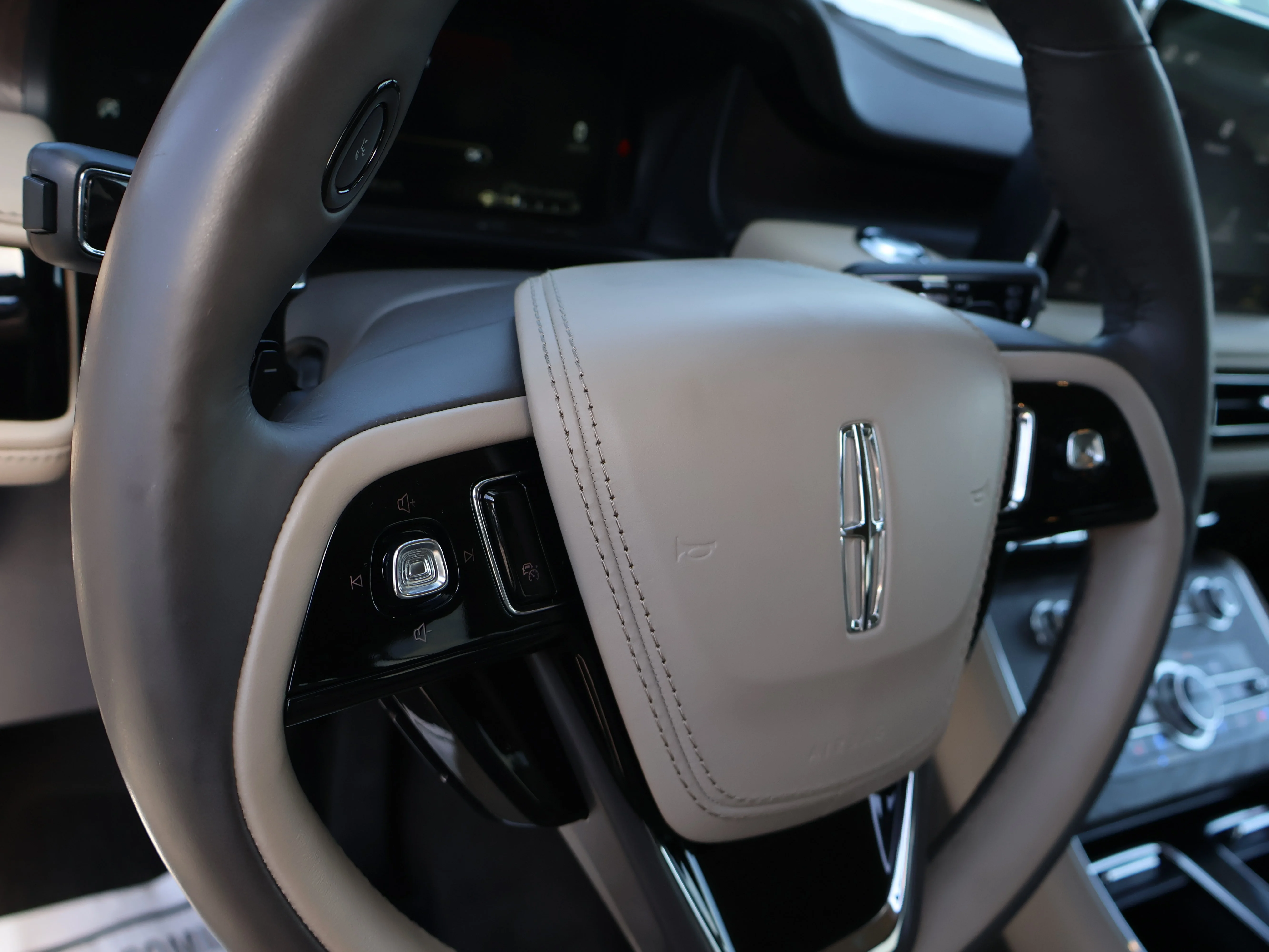 Used 2023 Pristine White Metallic Tri-Coat Lincoln Reserve image 31