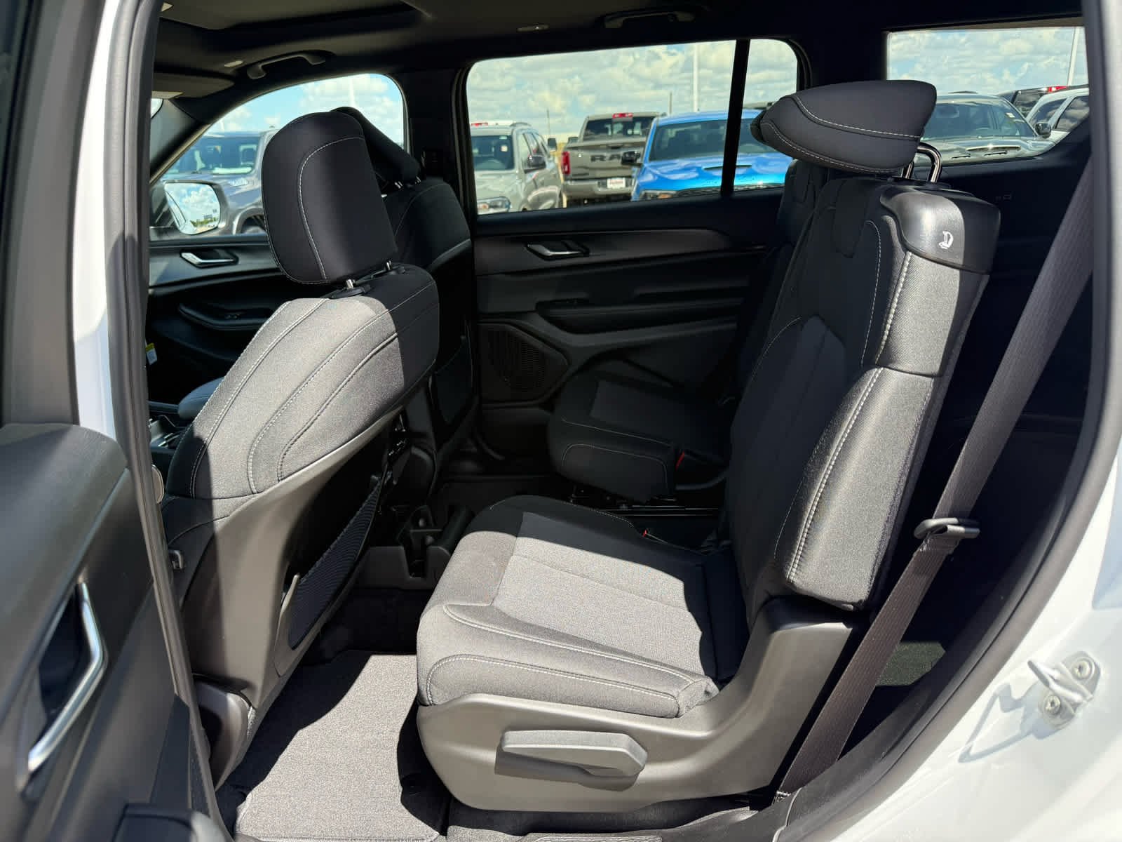 New 2026 Bright White Clear-Coat Exterior Paint Jeep Laredo X image 11