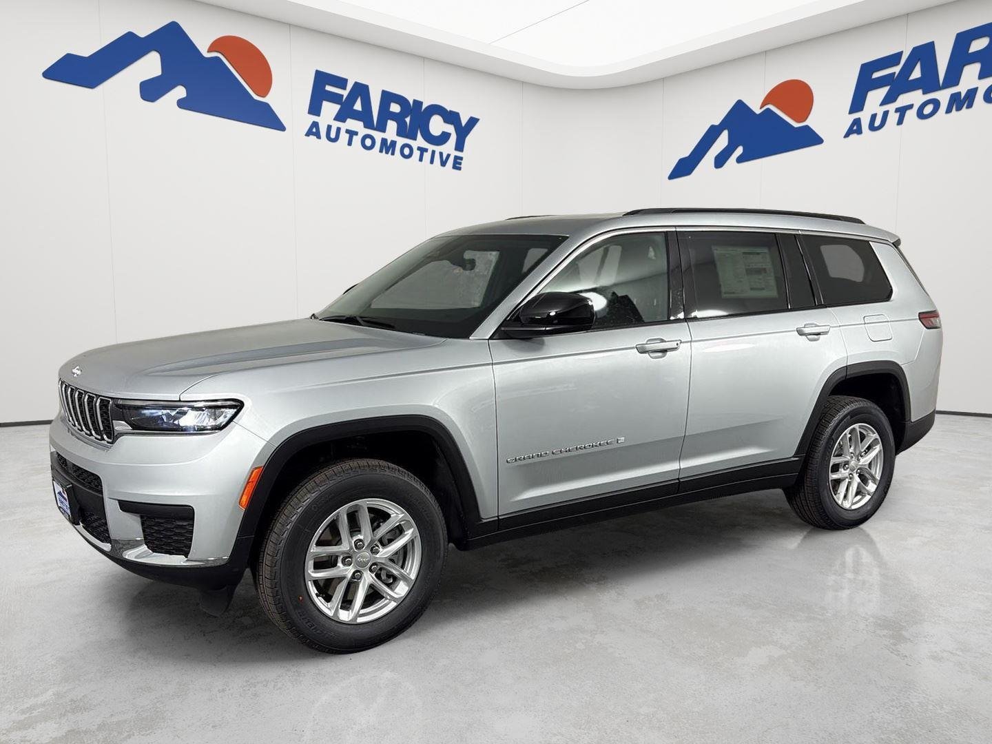 New 2025 Silver Zynith Exterior Paint Jeep Laredo X image 1