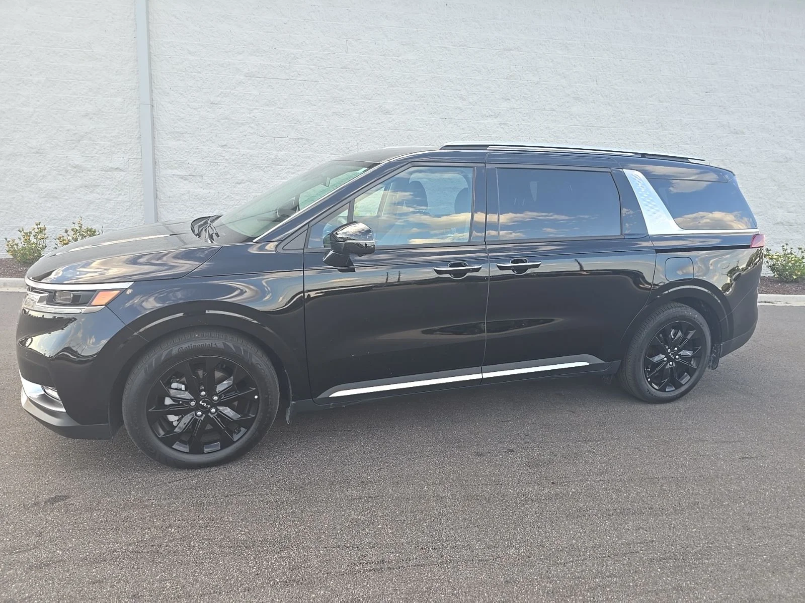 2024 Kia Sedona SX's photo