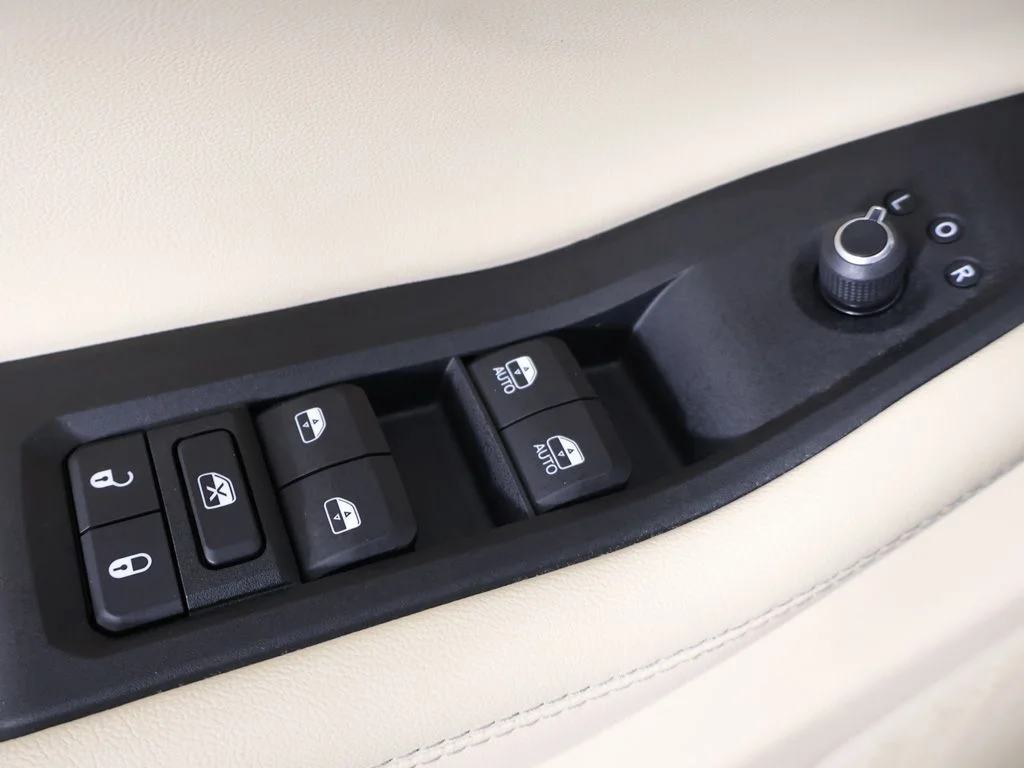 Used 2023 Silver Jeep Limited image 44