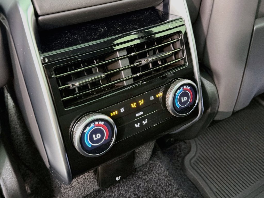 New 2027 Fuji White Land Rover SE image 27