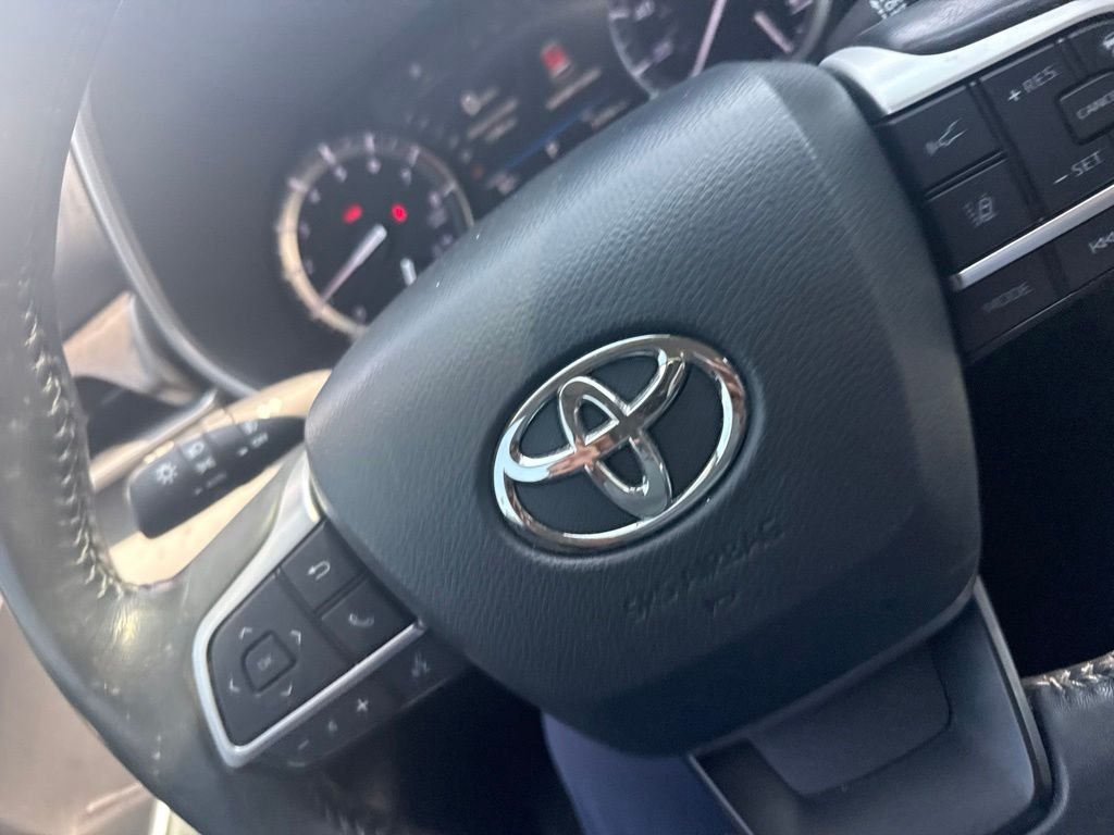 Used 2022  Toyota XLE image 9