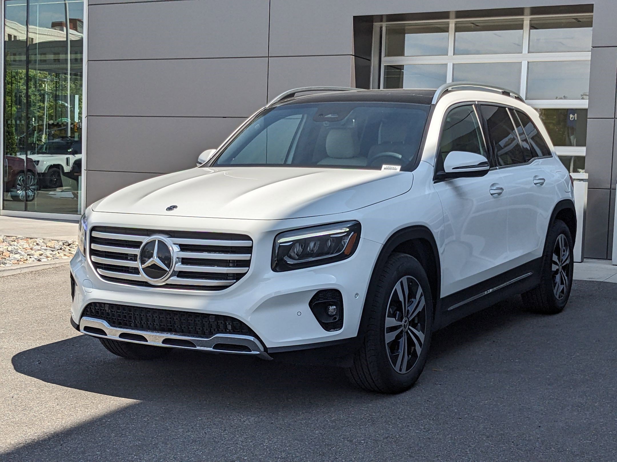 New 2025 Polar White Mercedes-Benz GLB 250 image 25