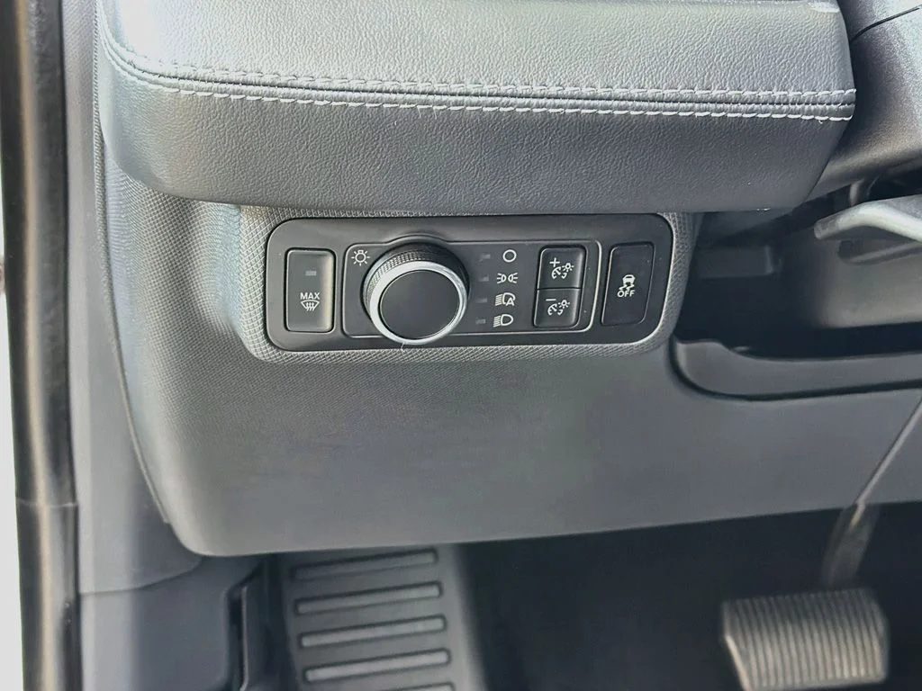 Used 2023 Space White Metallic Ford Select image 29