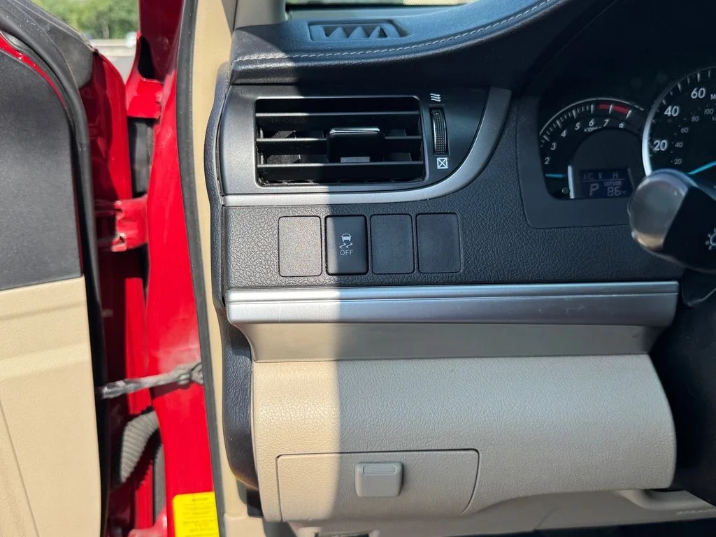 Used 2013 Red Toyota LE image 17