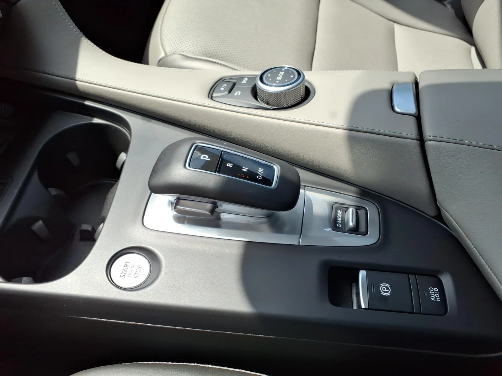 Certified Used 2025 White INFINITI LUXE image 19