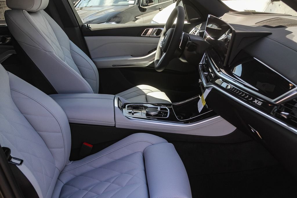 New 2026 Dravit Grey Metallic BMW xDrive50e image 12