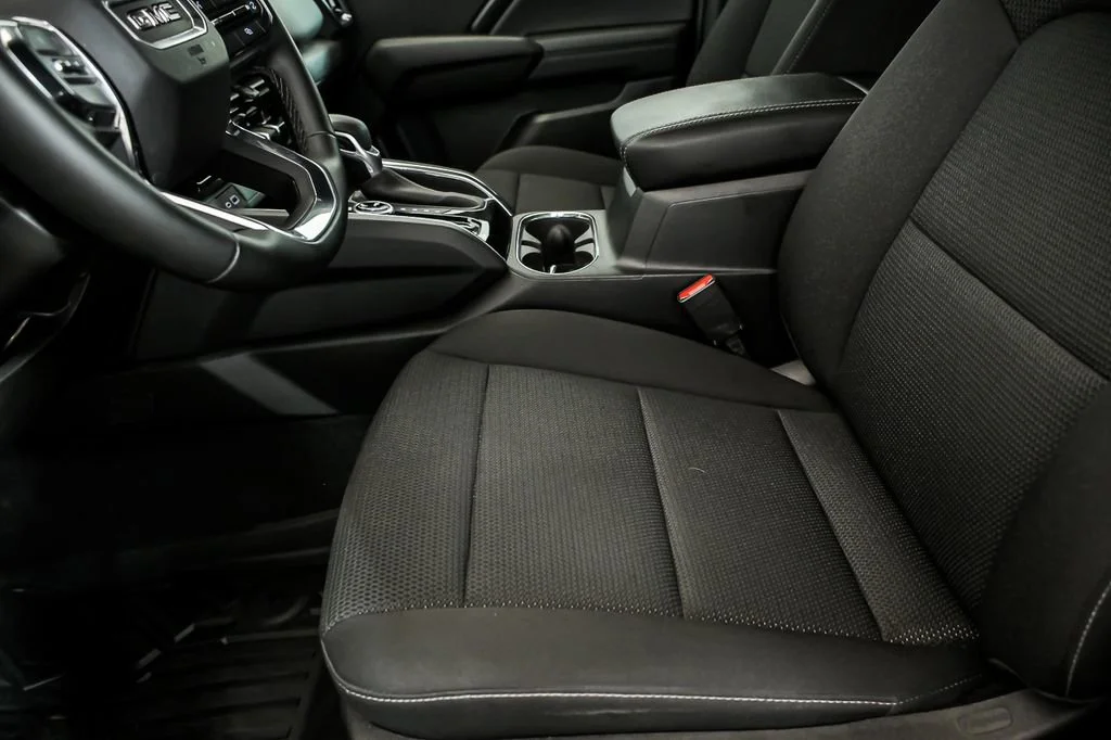 Used 2025 Onyx Black GMC Elevation image 11