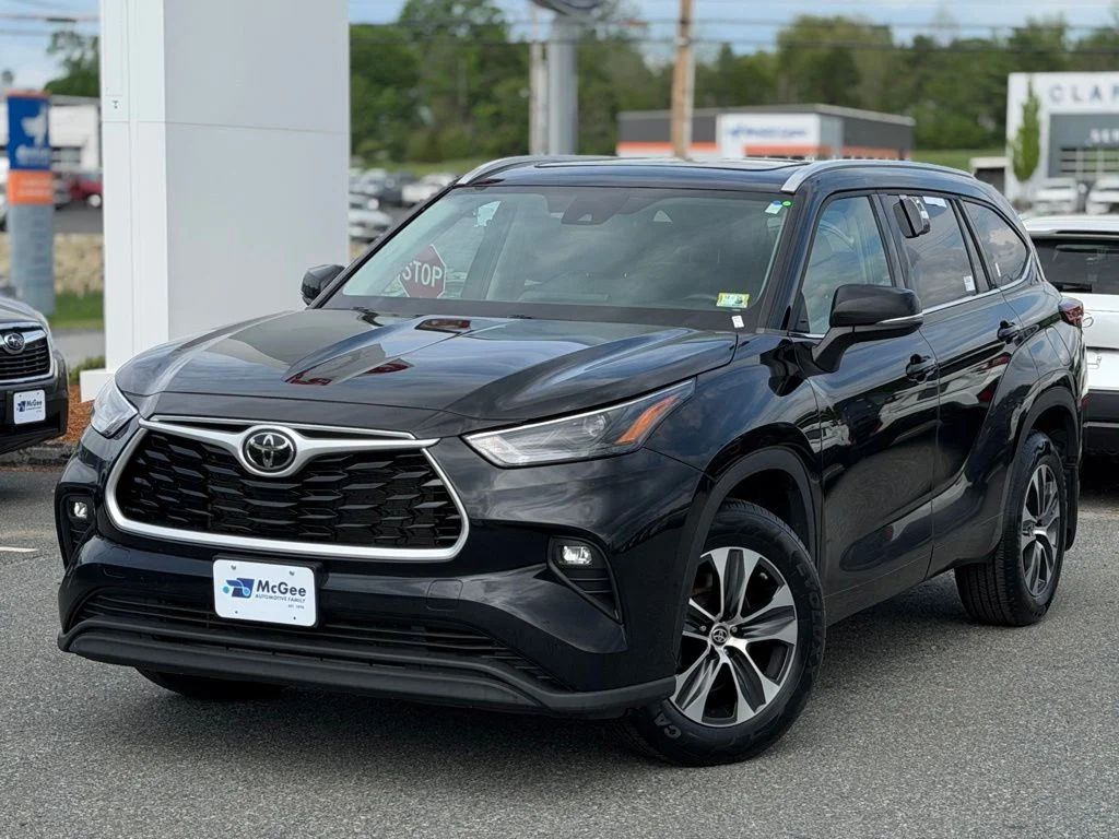 Used 2022 Black Toyota XLE image 1
