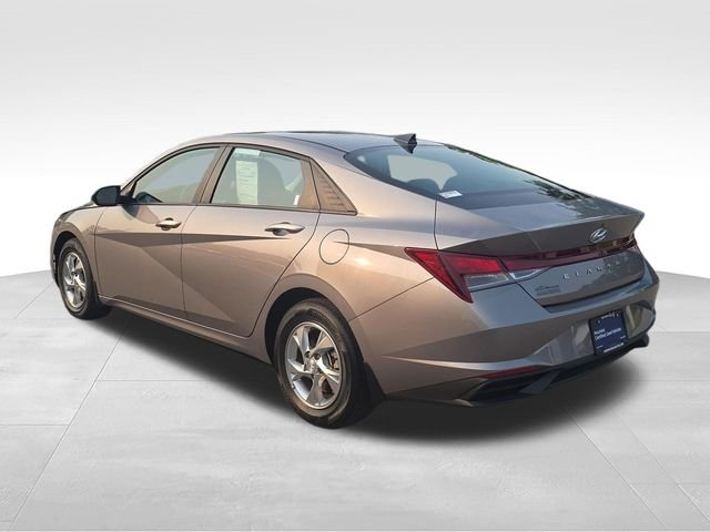 Used 2023 Silver Hyundai SE image 3