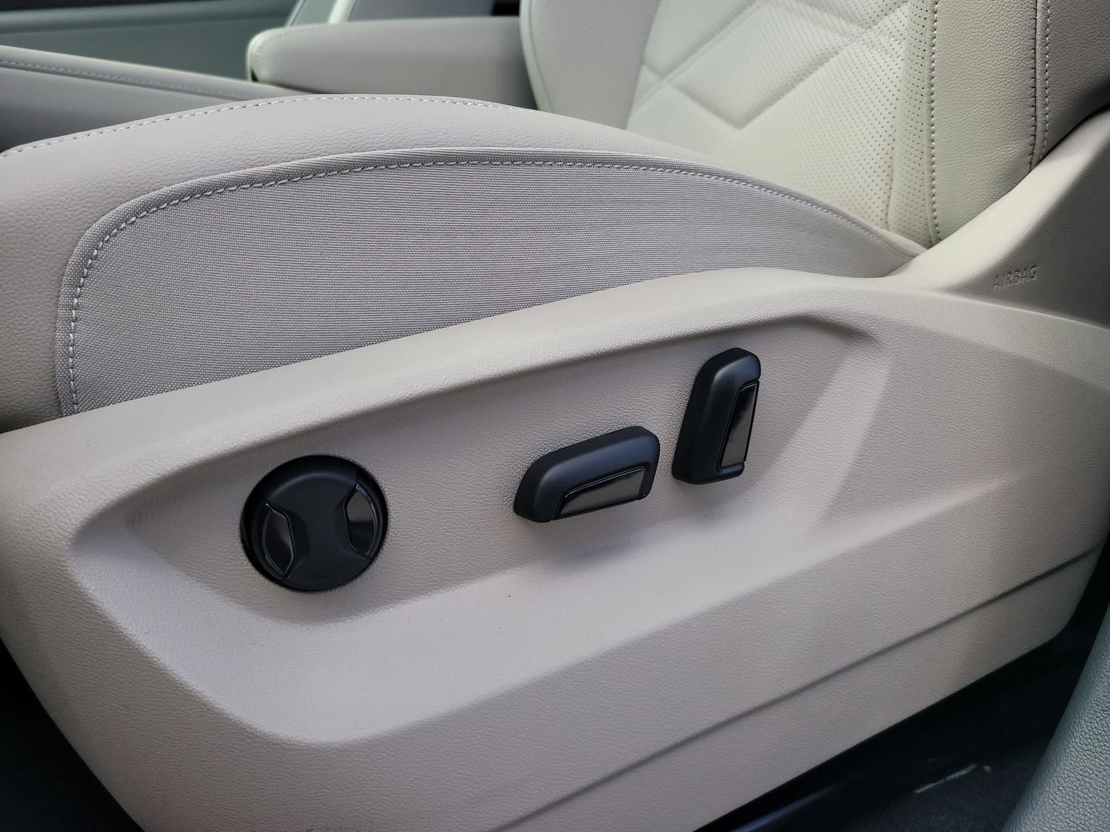 New 2026 Opal White Pearl Volkswagen 2.0T SE image 17