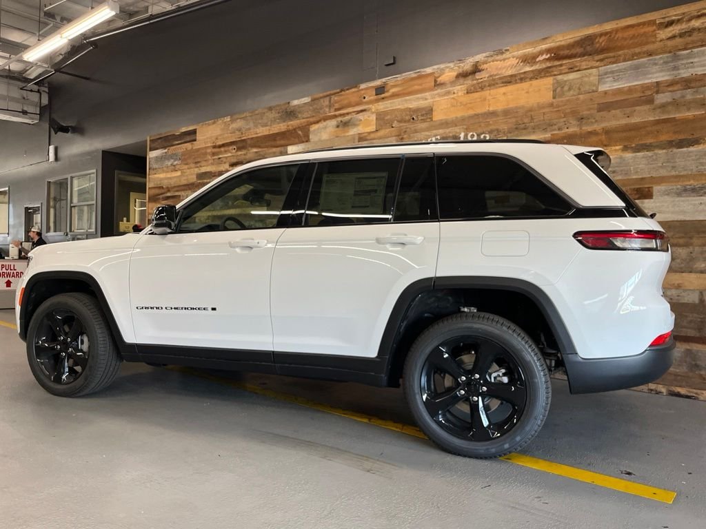 New 2026 Bright White Clear-Coat Exterior Paint Jeep Limited image 19