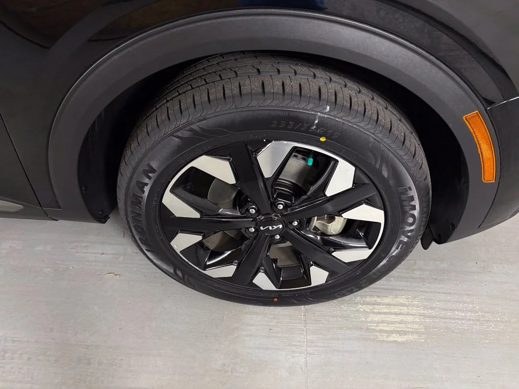 Used 2023 Black Kia X-Line image 9