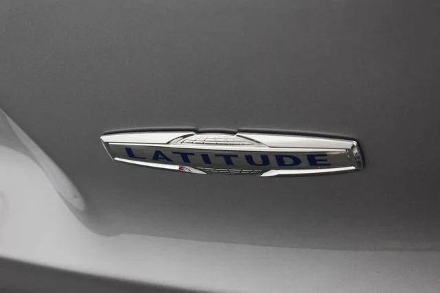 Used 2019 Silver Jeep Latitude Plus image 16