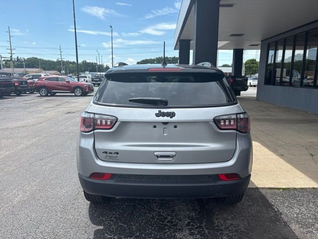 Used 2023 Silver Jeep Latitude image 10