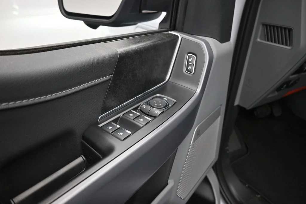 2025 Ford F-150 Lightning Flash - Photo 10