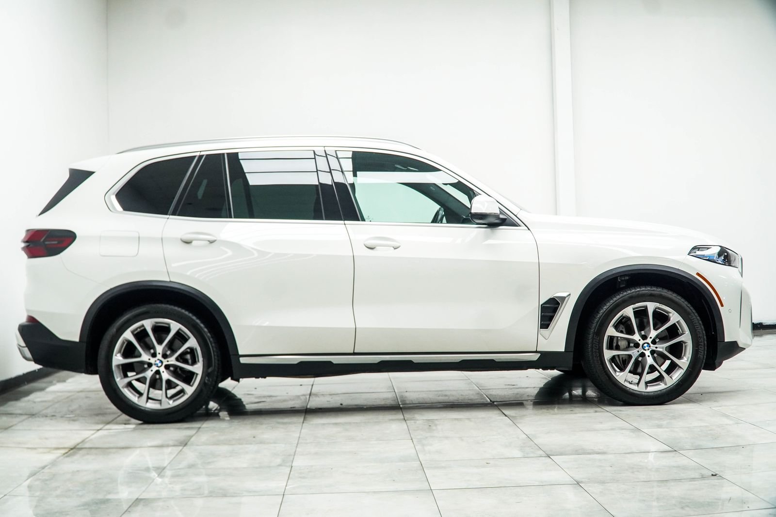 Used 2024 White BMW xDrive40i image 8