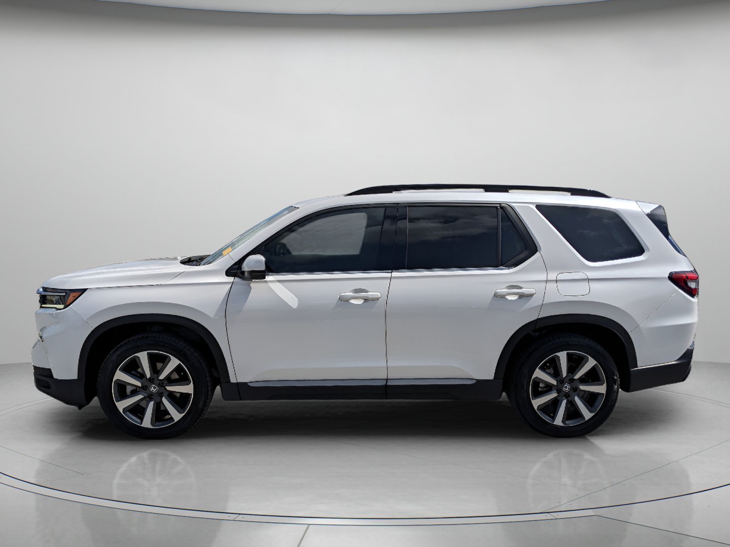 Certified Used 2025 Platinum White Honda Touring image 3