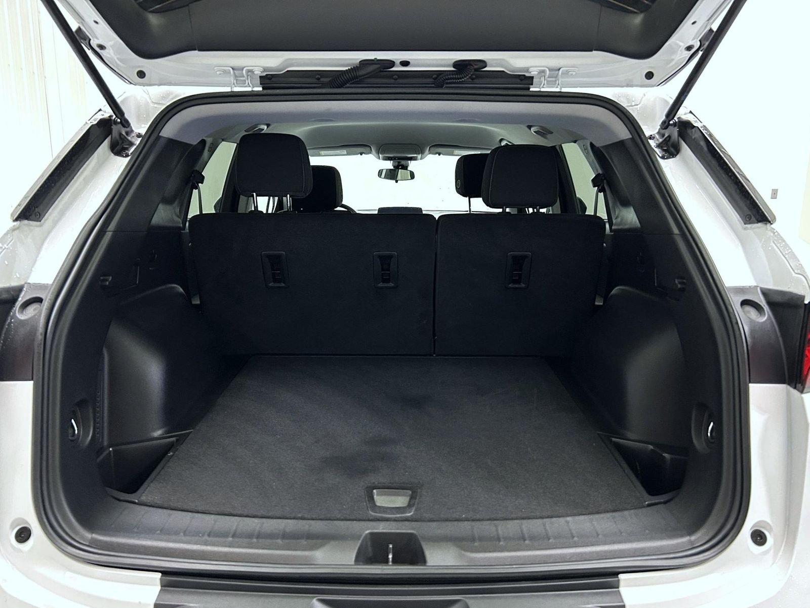 Used 2025 White Chevrolet LT image 21