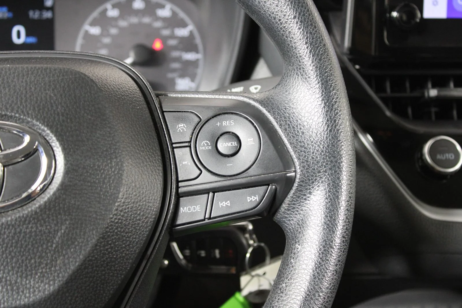 Used 2025 White Toyota LE image 29