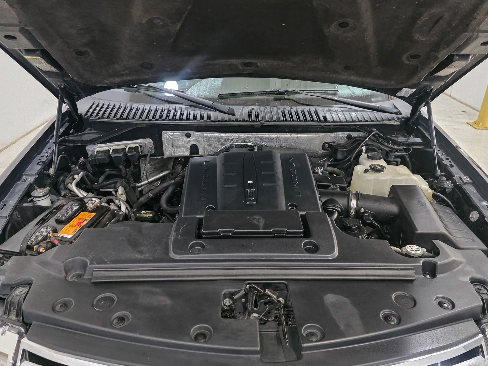 Used 2010 Tuxedo Black Metallic Lincoln Base image 16